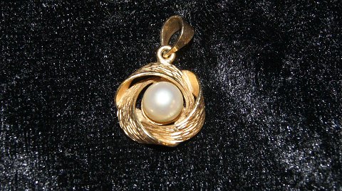 Guld vedhæng med perle i  14 karat guld
Højde med øksne24,18 mm
Brede 15,86 mm i dia