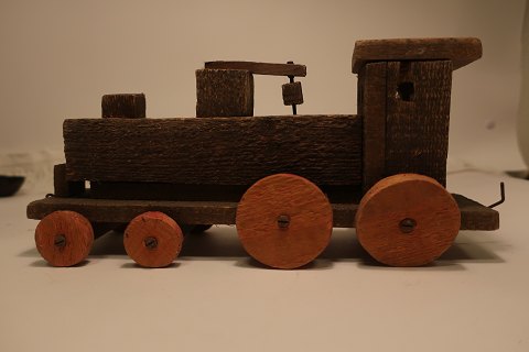 Lokomotiv af træGammelt hjemmelavet lokomotiv af træFra dengang, hvor vore børn var glade for at få noget, som var hjemmelavet