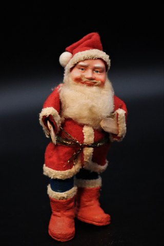 Gammel julemand i sløvler og filt tøj.
Højde:14cm.