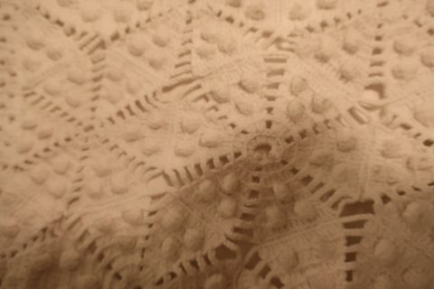 Sengetæppe håndhæklet
Hæklet i et smukt utraditionelt mønster
163cm x 150cm
Hvidt