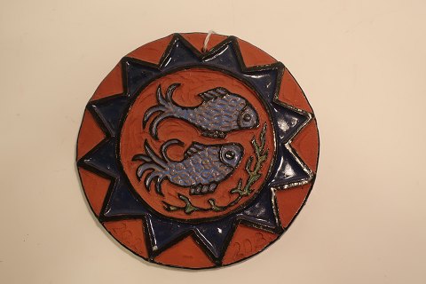 Relief, Stjernetegn "Fisken" Keramik af Hildegon, den kendte keramiker fra Als i 
Sønderjylland
"Hildegon" dækker over keramik fra Hilde og Egon
Hildegon
