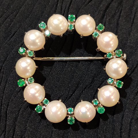 Rund hvidguldsbroche med perler og  smaragder