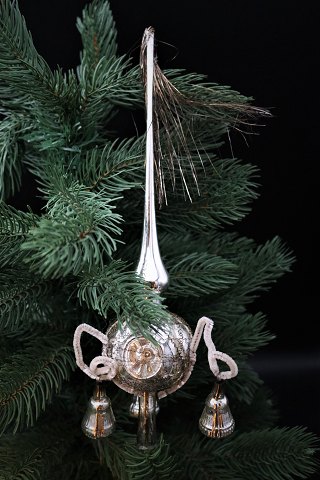 Gammelt glasspir til toppen af juletræet i sølv og små klokker.
Højde: 28cm.