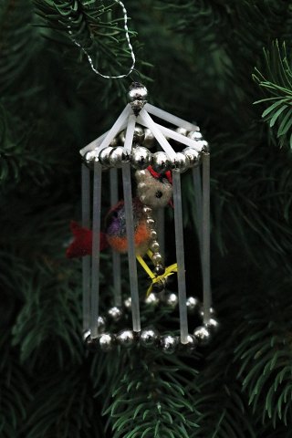 Nice old Christmas tree decorations from the 40s in the form of a small birdcage 
with glass beads and small fabric bird inside. 
H:9cm. Dia.:3,5cm.