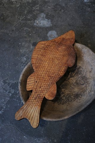 Old Swedish wooden cutting board with fine patina, 
carved in the shape of a fish. 
L&W: 50x21cm.