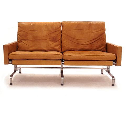 Poul Kjærholm PK31/2 topersoners sofa betrukket med brunt patineret læder. Fremstillet af Fritz Hansen. H: 70cm. L: 137cm. D: 76cm
