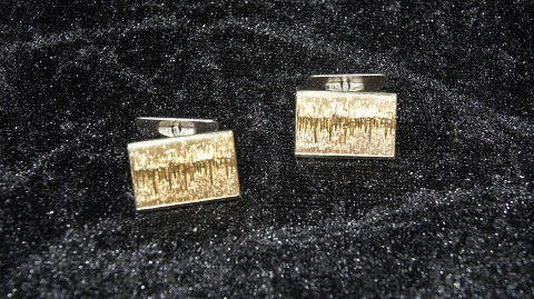 Cuffs in gold-plated sterling silver
Stamped 830S
Measures 21.31 mm wide