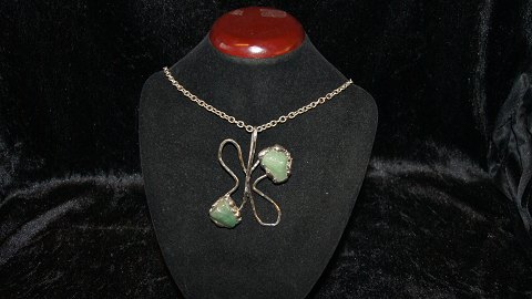 Elegant Halskæde med grønne Sten
Længde 68 cm