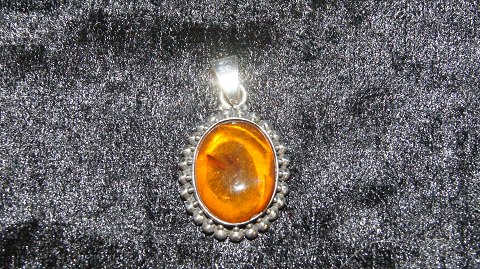 Elegant Pendant With Amber and Silver
Stamped 925 CL
Length 3.5 cm