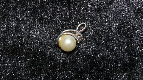 Elegant Pendant in Silver and with Pearl
Stamped 925
Nice and well