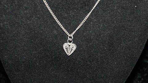 Elegant Necklace with Heart Pendant in Silver
Stamped 925
Length 64 cm
Nice and well maintained condition