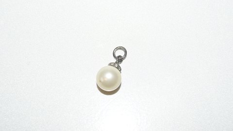 Vedhæng med hvid perle
Højde 2,2 cm
Pæn og velholdt stand