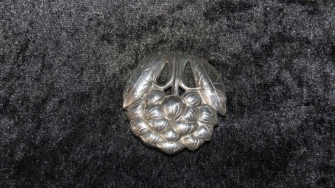 Brooch in Silver
Stamped: 925S
Measures 5 cm approx in dia
Nice and well maintained condition