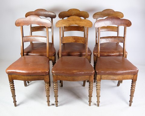Et sæt af otte sen empire stole i brunt læder af høj kvalitet i mahogni fra 
omkring år 1840