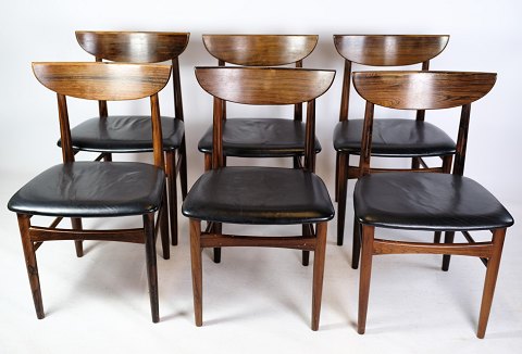 Et sæt af seks spisebordsstole af dansk design i palisander med sort læder fra 
omkring år 1960