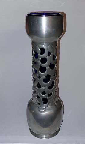 Mogens Ballin: Art Nouveau vase in pewter with blue glass