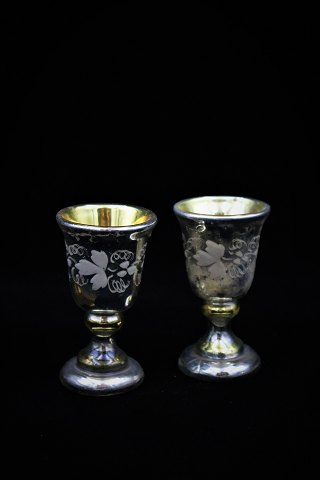 Swedish 1800 century eggs carry in poor man silver (Mercury Glass) with etched 
flowers and leaf motifs and with a fine old patina. 
Height:9,5cm.