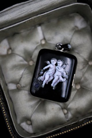 Old pendant, medallion in silver / enamel with little angels. 3,5x2,8cm. Has 
small enamel rejection!