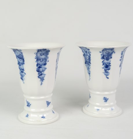 Royal vases, blue flower border, 1930s No. 8601
Great condition
