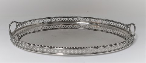 Holland. Oval stor sølvbakke med gallerikant (835). Produced 1916 (G). Stemplet 
VS i skjold. Længde 37,5 cm. Bredde 27 cm.