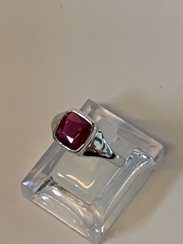 Ring with red stone in 14 carat white gold
Stamped 585
Size 68