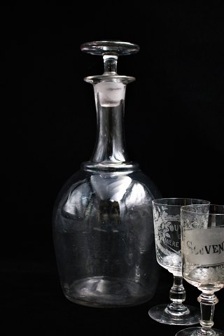 Very nice, large mouth-blown antique French wine carafe 
with glass stopper in very fine condition. 
H:37cm. Dia.:15cm.