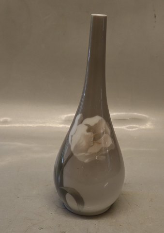 728-61 Kgl. Vase med hvid Iris 23.8 cm maler 99 præ 1923 Kongelig Dansk 
porcelænsvase 

