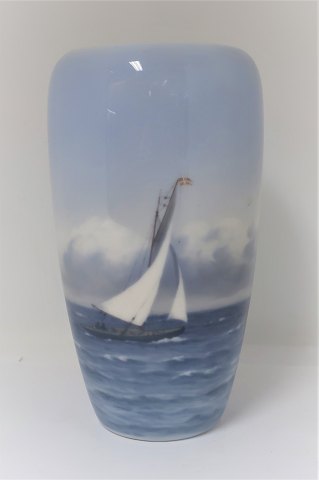 Royal Copenhagen. Vase med sejlskib. Model 1484/1049. Højde 23 cm. Produceret 
før 1923. (1 sortering)