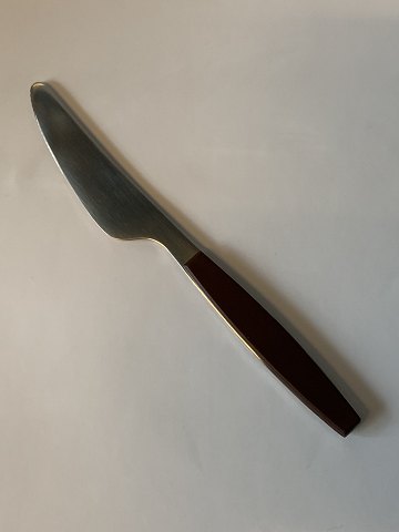 Strata Knive af rustfrit stål og brun plast.
Design: Henning Koppel.
Fremstillet hos #Georg Jensen.
Længde 17,8 cm.