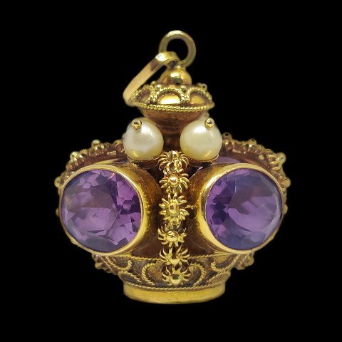 A pendant in 18k gold with amethysts and pearls