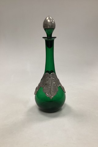 Grøn Vin Flakon / Flaske med Tin Dekoration
Måler 27,5cm / 10.83 inch