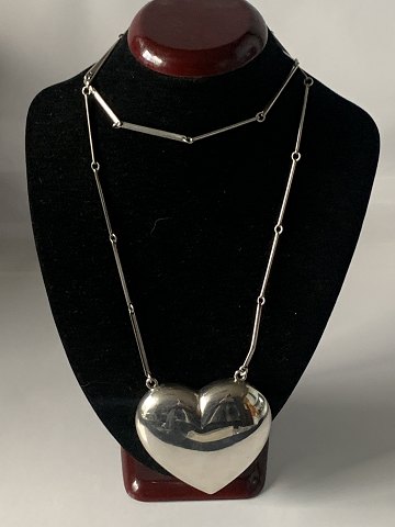 Hjerte med Sølv halskæde i sterling sølv
L. på Sølvkæden 66 cm
L. på Hjertet 5,3 cm