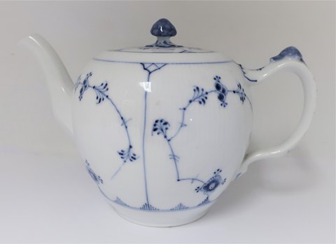 Royal Copenhagen. Blue fluted, plain. Large teapot. Model 260. Height 16.5 cm. 
Lid has different model no. 612. (1 quality)