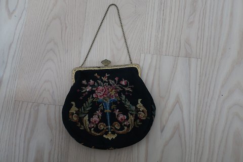 Vintage:Beautiful old handbagMit embroidery made by handBeautiful closing item About 1930-1945