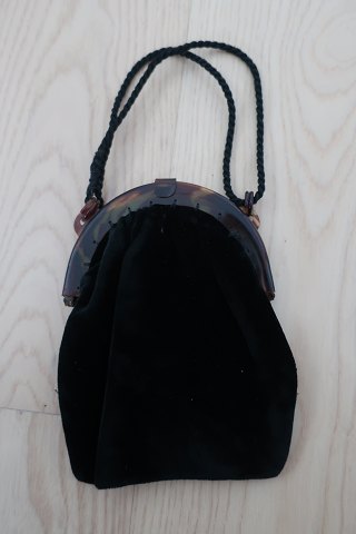 Vintage:
Smuk gammel lille håndtaske
Sort stof indvendig og udvendig
Smuk lukning/bøjle, som ligner horn, og god lille snor
Fra ca. 1920