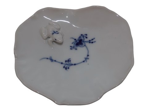 Blue Fluted Plain
Small dish with frog figurine