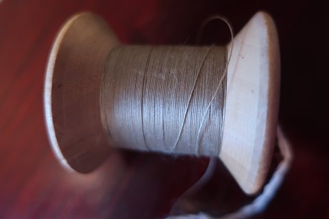 Alte Spule für den Fadern und aus Holz gemacht, wie in alten Zeiten
Von Gruschwitz
Schön und prachtisch aus Holz gemacht
L: um 5cm