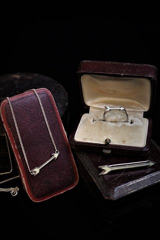 Torben Hardenberg smykkesæt i sterlingsølv og hvid emalje , bestående af 
halskæde , broche og ring...