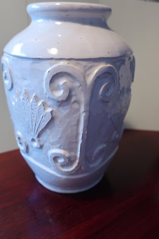 Gammel vase i lertøj
H: ca 25cm
Signeret: S.N.H.K.