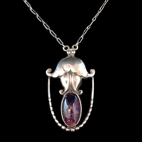 Georg Jensen; An early silver necklace set with an amethyst #42 (1909 - 1914)