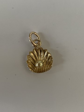 Clam shell with white pearl Charms/Pendants #14 carat Gold
Stamped 585
Goldsmith: unknown
Height 13.17 mm