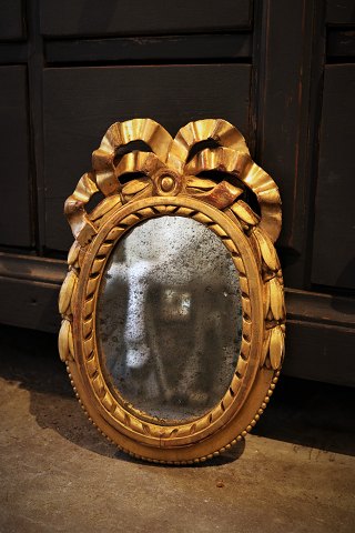 Dekorativt ovalt tidlig 1800 tals fransk Louis d.XVI forgyldt træ spejl med fine 
dekorationer...