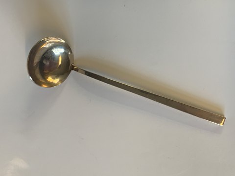 Scanline Bronze, #Gravy spoon.
Designed by Sigvard Bernadotte.
Length approx. 18.8 cm