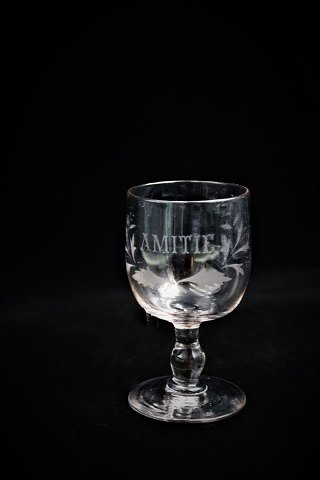 Gammelt mundblæst 1800 tals fransk Souvenir vinglas med graveret skrift Amitié ( 
Venskab)...