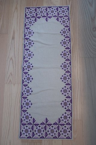 An old table cloth with embroidery, handmade
97cm x 35cm
Please note: In a good condition, but with a little repair at the selvage
We have a good selection of handmade table clothes