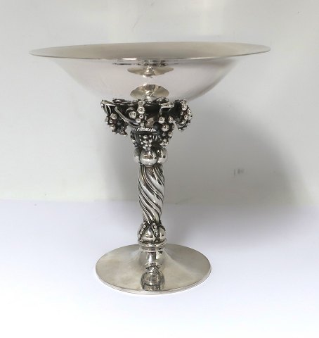 Georg Jensen. Sterling (925). Grape bowl. Model 263A. Height 12,5 cm. Diameter 
12,5 cm. Produced 1933-1945