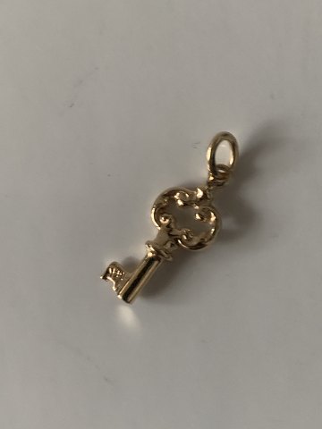 Nøgle  i 14 karat Guld
Stemplet 585 
Måler H. ca. 19,00 x B. 9,00 mm
Med øsken ca. 22,00 mm