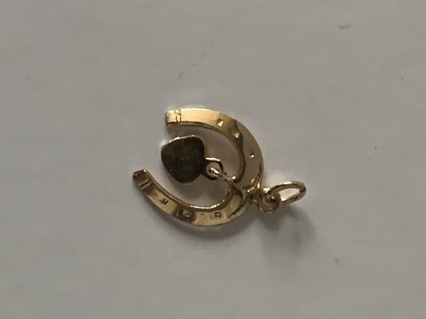 Horse shoe with heart in 14 carat Gold
Stamped 585
Measures H. approx. 15.00 mm x W. 13.00 mm
With the eel approx. 18.00 mm