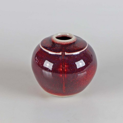 Rund vase rød med hvid stribe
højde 6 cm