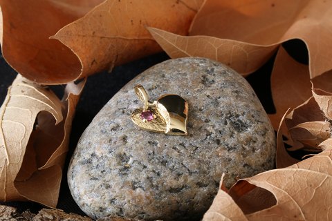 Charm in heart shape, with inlaid red ruby, 14 carat gold.